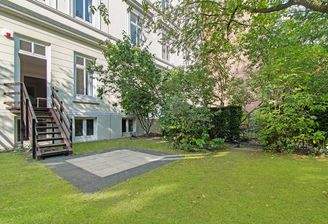 Großer, sonniger Garten vom Wohnbereich zugänglich