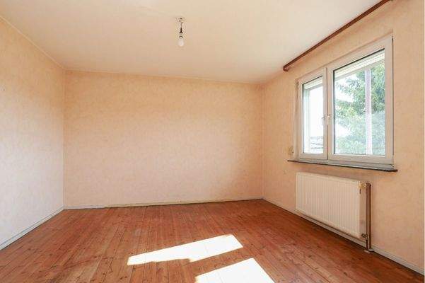 Wohnzimmer mit Durchgang zum Esszimmer