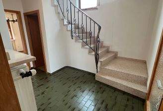 Treppenhaus m. Steintreppe