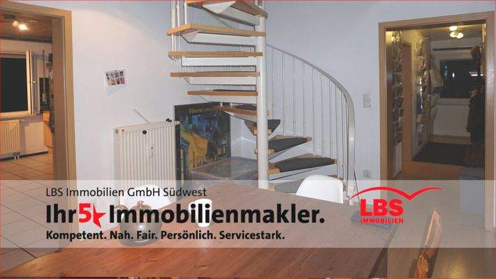 Wohnzimmer mit Aufgang zum Obergeschoß