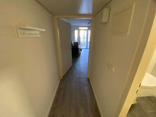 Flur mit neuem Laminatboden