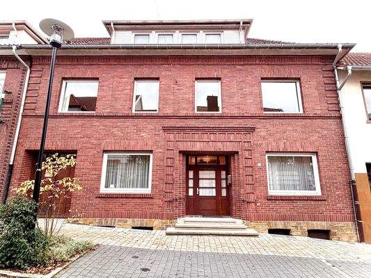 Zweistöckiges Ziegelgebäude