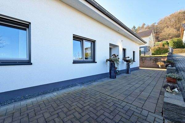 vorderer Weg zum Haupteingang