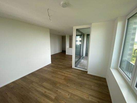 Musterfoto_Wohnzimmer mit offener Küche