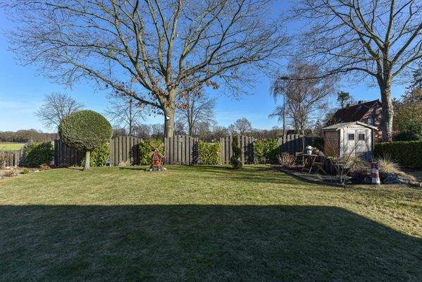 liebevoll angelegter Garten mit weitläufiger Rasenfläche