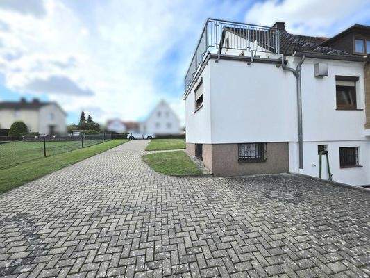 Rückansicht mit Einfahrt