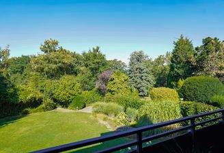 Blick vom Balkon in den Garten