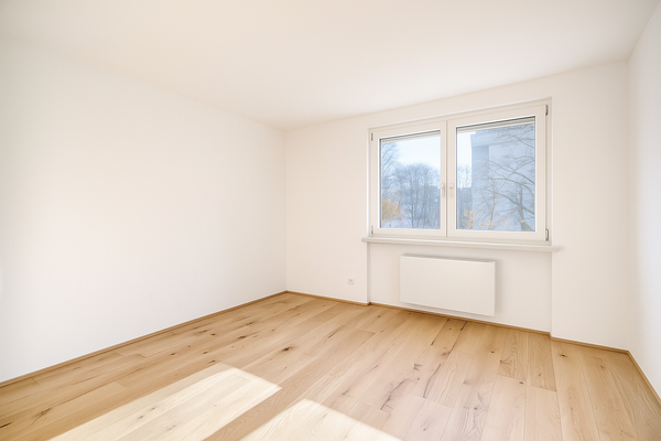 Großzügiges Schlafzimmer.