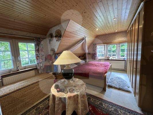 Großzügiges Schlafzimmer