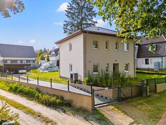 Außenansicht Einfahrt Carport.JPG
