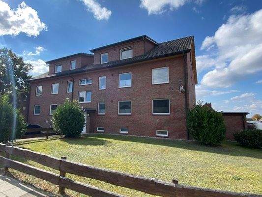 Straßenansicht mit Eingangsbereich MFH