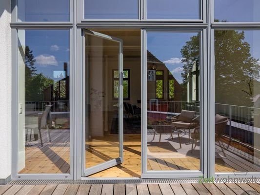 Blick vom Balkon ins Wohnzimmer