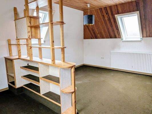 großzügiges Zimmer im OG 