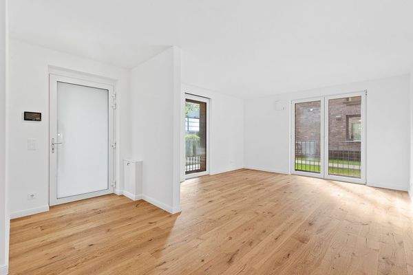 Blick auf die Eingangstür und den Wohnbereich