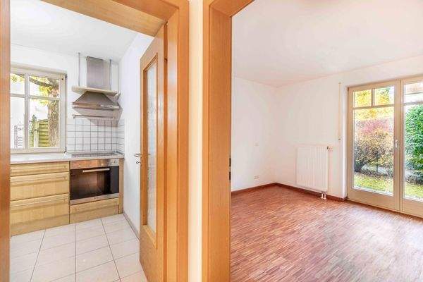 Blick ins Wohnzimmer und Schlafzimmer