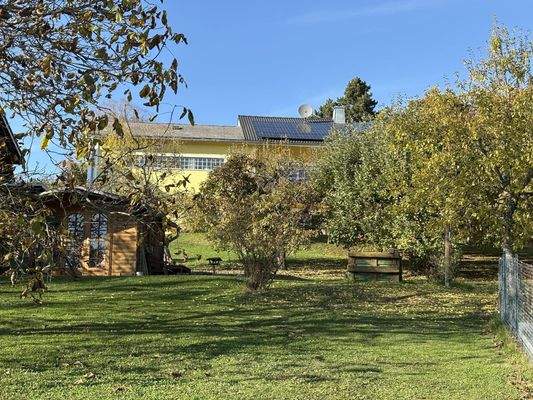 Südansicht mit Gartenhaus