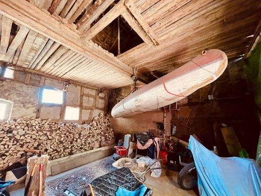 Außen_Einblick in die Scheune.jpeg