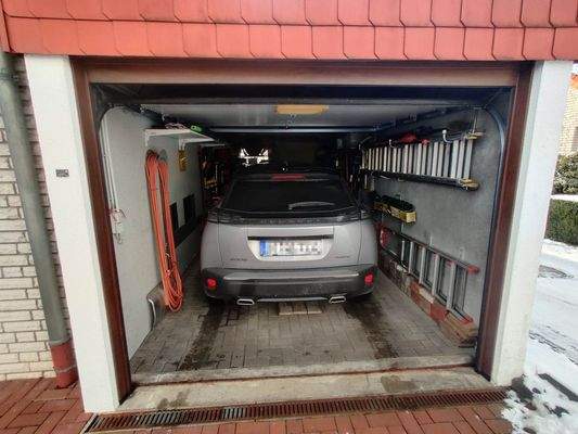 Garage mit elektischem Tor