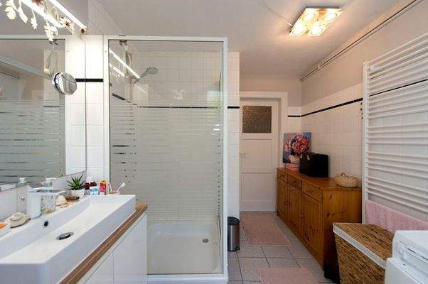 Badezimmer Gartengeschoss b