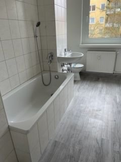 Badezimmer mit Badewanne und Vinylboden