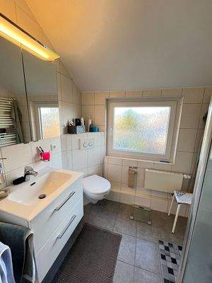 OG_Bad mit ebenerdiger Dusche (3)