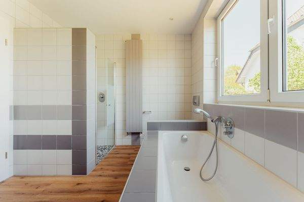 Dusch- und Wannenbad EG