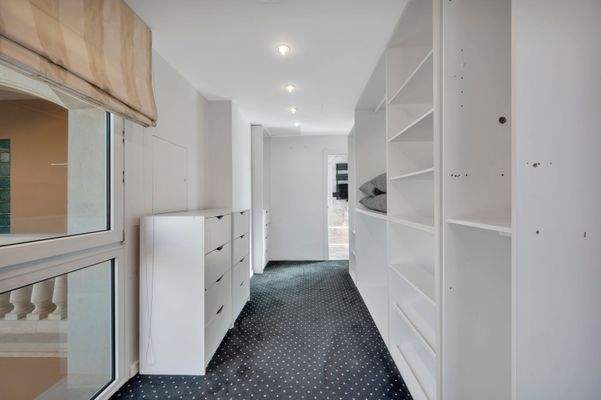 Dressing room in villa in Costa d'en Blanes