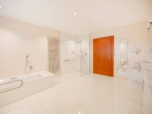 geräumiges Tageslichtbad