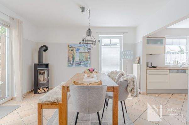 Essbereich mit Kamin
