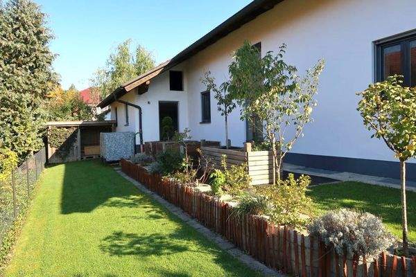 Süd-Westseite, Garagenzugang, Holzlege