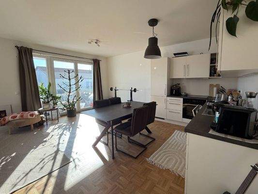 Ansicht II: Wohn- und Esszimmer mit Küche