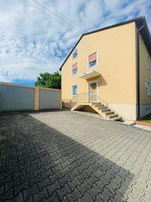 Einfahrt mit Doppelgarage