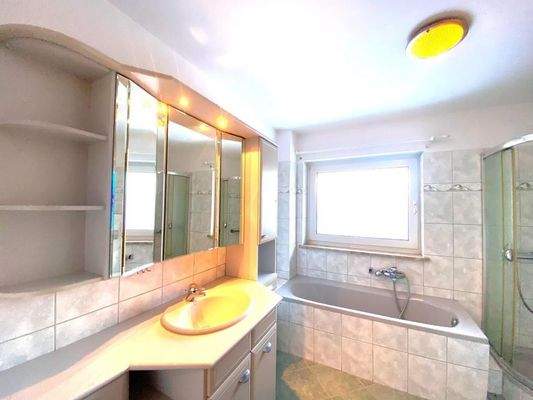 Badezimmer mit Wanne & Dusche