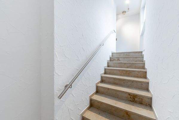 Treppe zum Hinterausgang im Hof