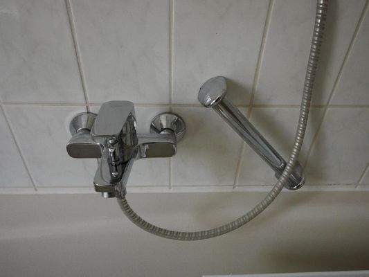  WOHNUNG: Badewannen-Armatur