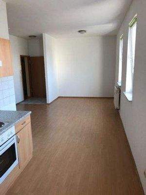 Blick von Küche auf Wohn- + Eingangsbereich 