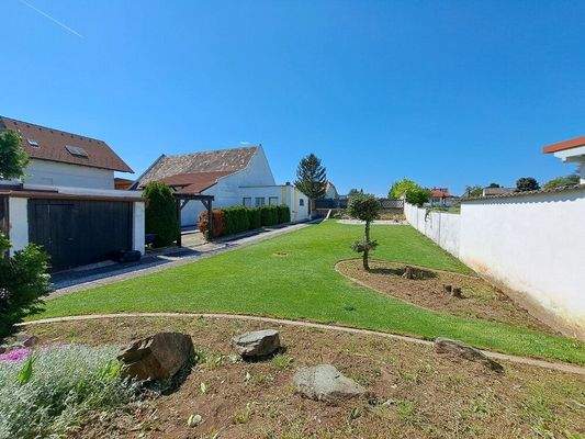 großer sonniger Garten