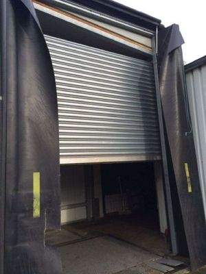 Eingangsbereich mit Rolltor