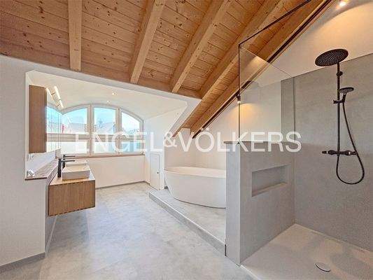 Tageslichtbad mit Dusche und Badewanne