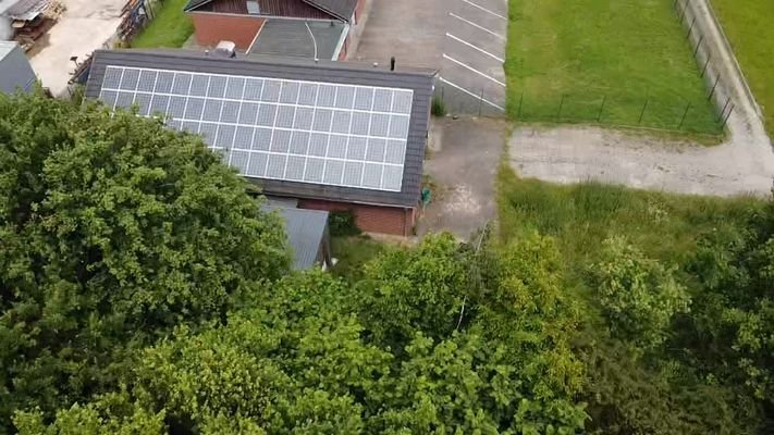 Gebäude mit Photovoltaikanlage