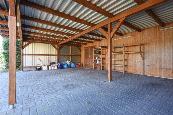 Nebengebäude mit 3 Carports