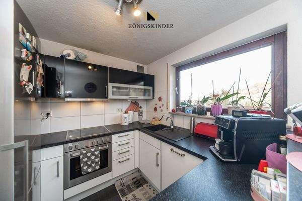 Einbauküche mit funktionalem Schnitt und herrlichem Blick ins Grüne