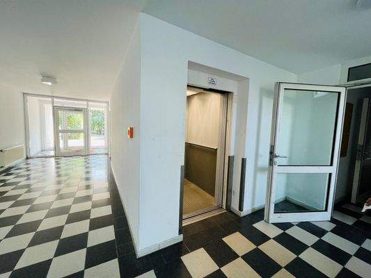 Treppenhaus mit Fahrstuhl.jpg