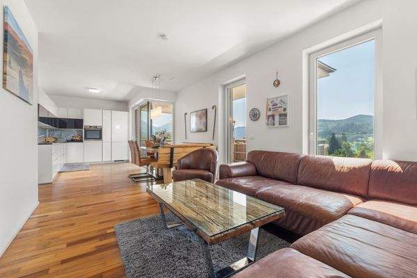 Offener Wohnraum mit Aussicht