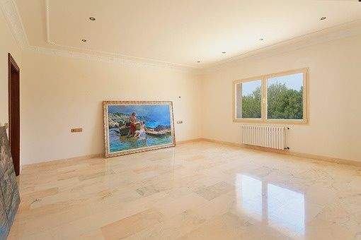 Ein helles weiteres Schlafzimmer