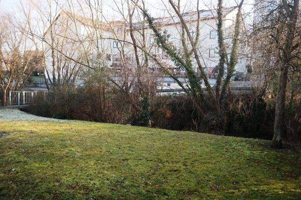 Spielwiese und Wohnanlage