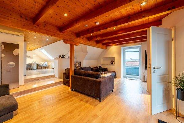 Hinterhaus DG Wohnbereich Ansicht zum Essbereich