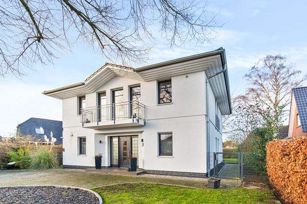 Hausansicht mit Balkon