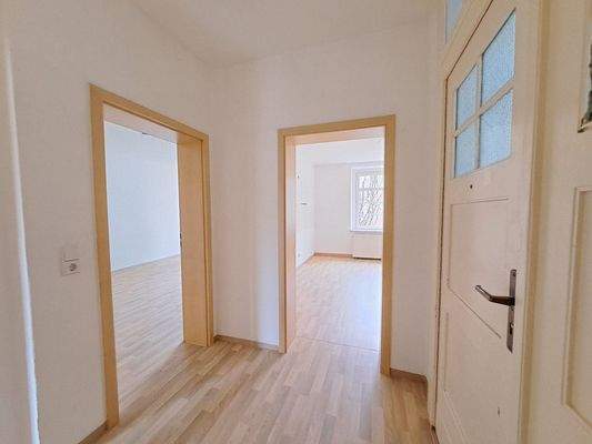 Die kleine Diele mit Blick in Küche und Wohnzimmer