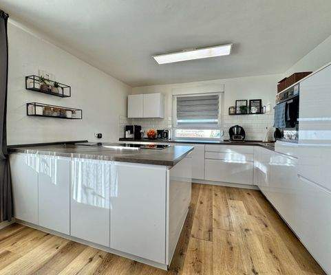 Moderne Einbauküche mit Insel